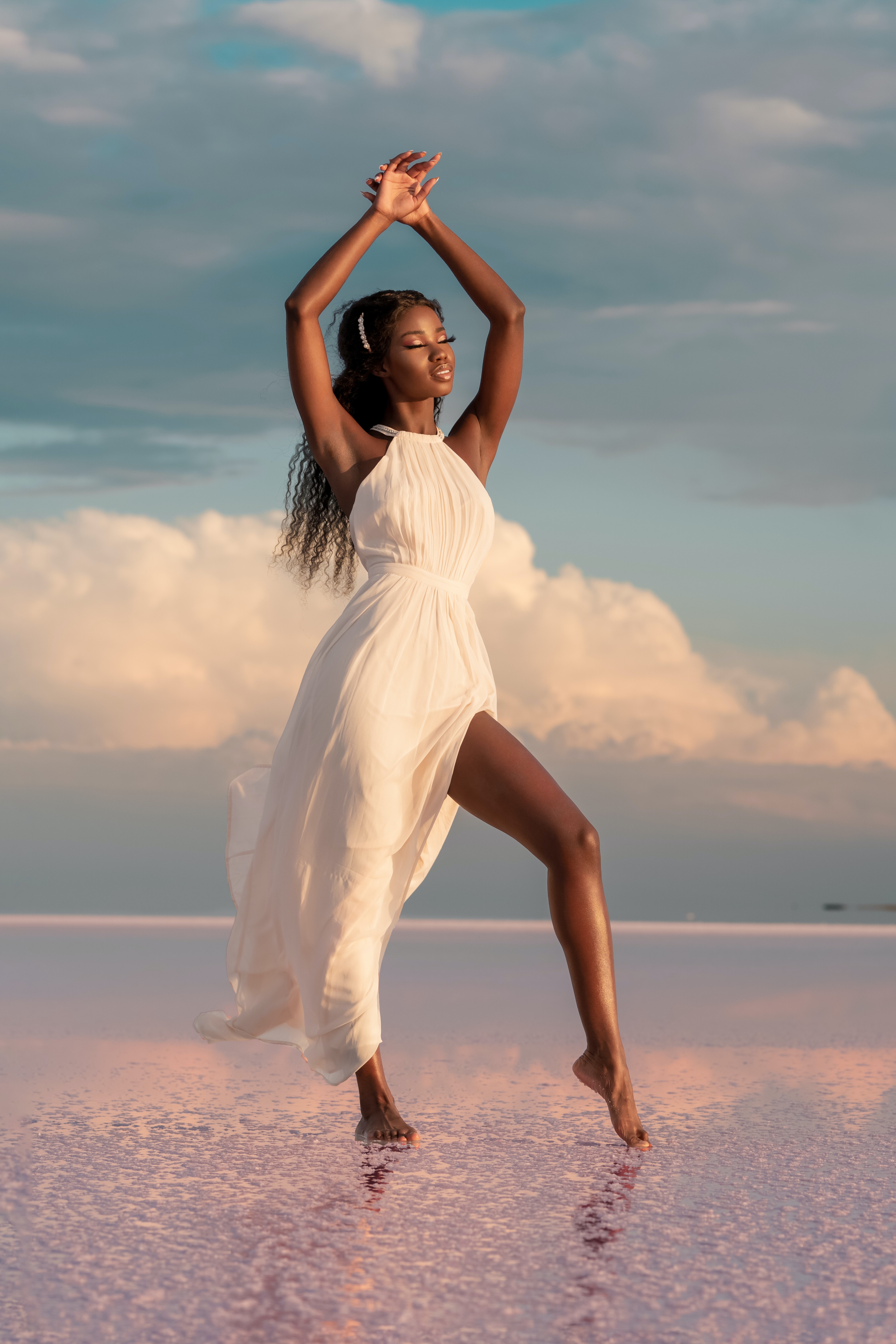Black lady posing on top an ocean